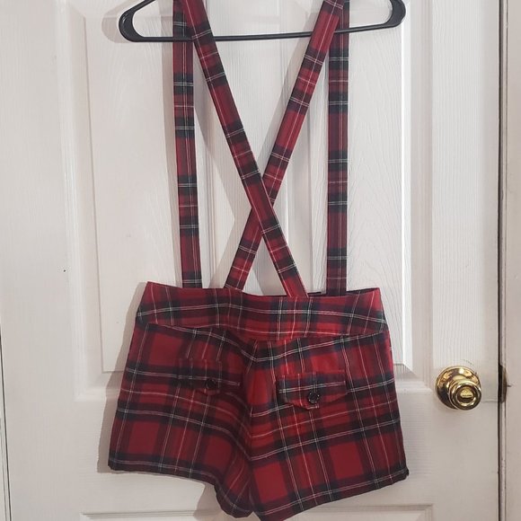 Adorable plaid suspender shorts - Picture 3 of 6